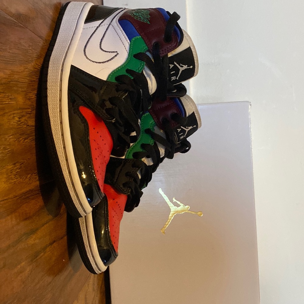 USED- 2020 Wmns Air Jordan 1 mid SE ‘Multi- Color’ (size US 5.5)